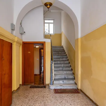 Apartment Yellow Near The Train Station With Balcony