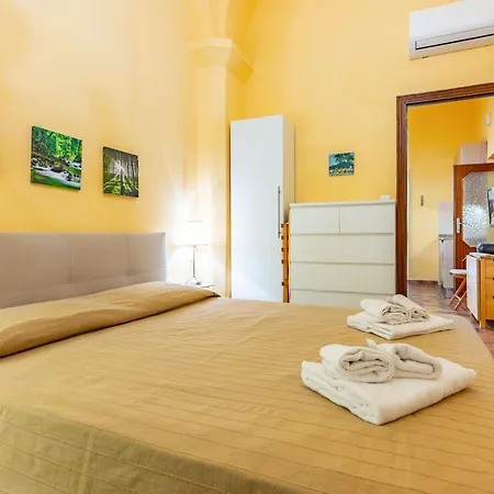 Yellow Near The Train Station With Balcony * La Spezia