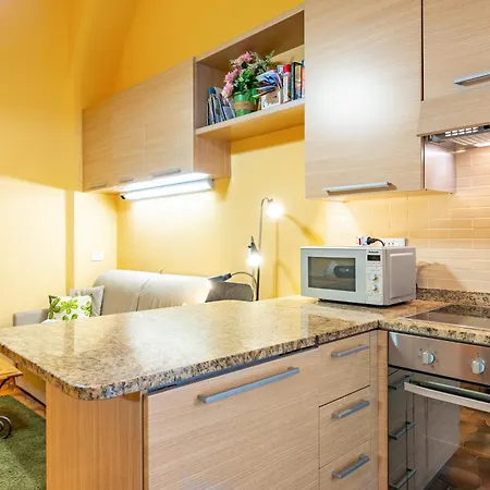 Apartment Yellow Near The Train Station With Balcony *